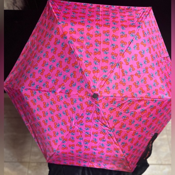 🍒🩷BETSEY JOHNSON Heart Cherries Automatic 42" Umbrella🩷🍒NWT - Picture 8 of 8